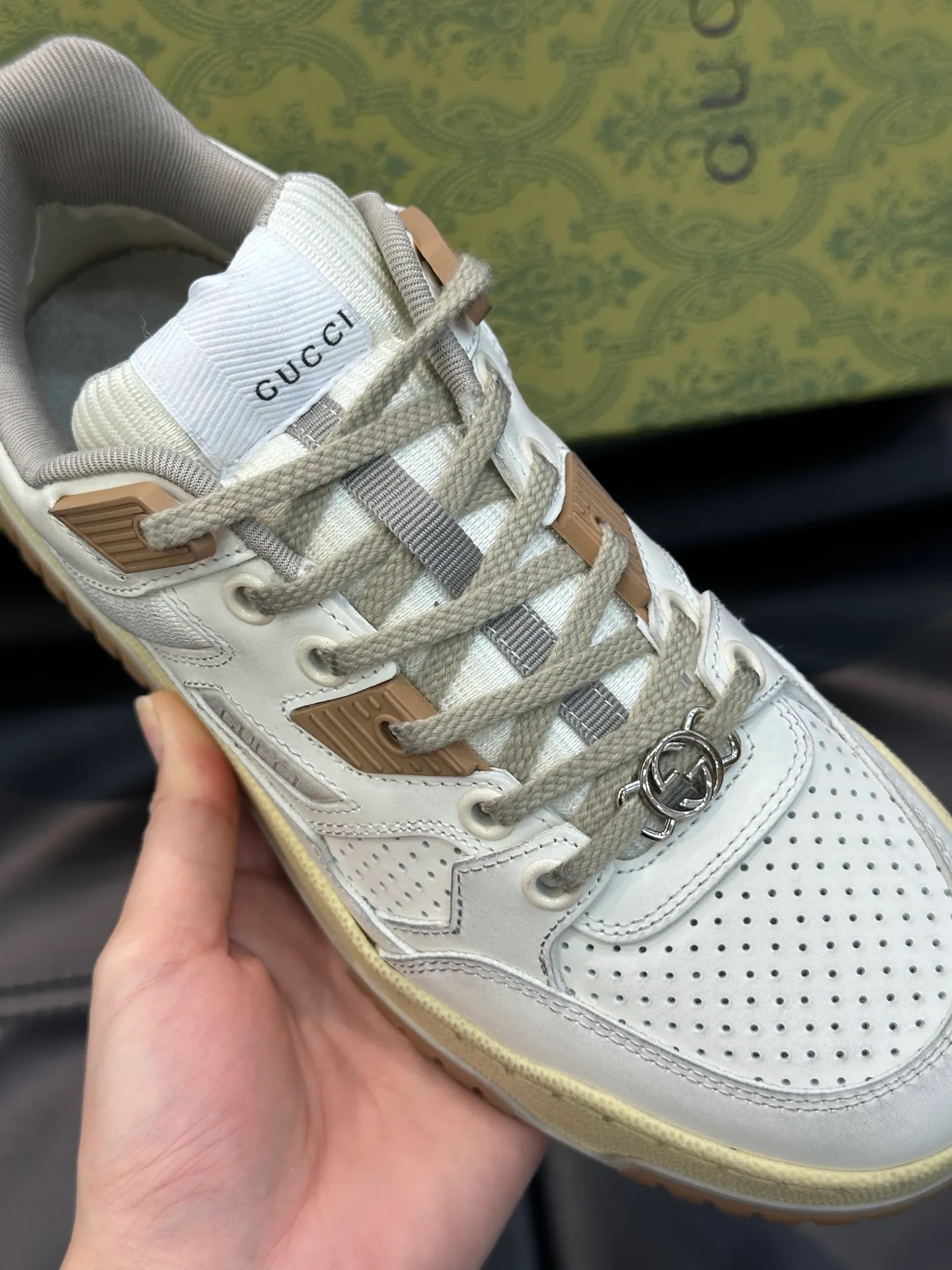Men's Men's Shoes 💰p520 "GUCC*" Gucci's new couple's 👫 distressed effect sneakers. This low-top sneaker adopts a basketball-style silhouette design and cleverly incorporates hollow panels and distressed effects, showing its unique ingenuity. The ingenuity incorporates brand logo details such as interlocking Double G styling accessories and Gucci lettering, a low-key tribute to the brand's design heritage. A rubber non-slip outsole, inlays and embossed sole give the entire design a contemporary feel. Size: 35-45